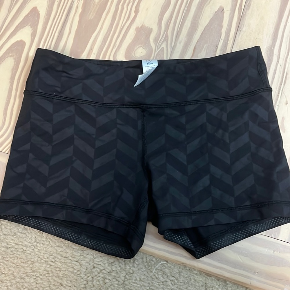 iviva (lululemon kids) size 12 kids black pattern booty workout shorts